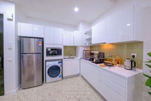 ثلاجة، ميكروويف، موقد طهي مسطح، ماكينة لصنع القهوة/الشاي