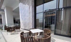 Outdoor dining - Luxe & Cozy 2R2B, Embassy Area KLCC, Full Kitchen (Kuala Lumpur)