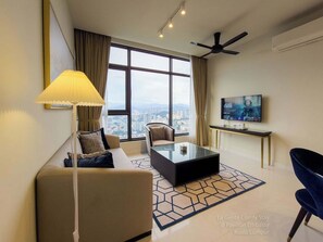 TV, offices - 2BR Luxury Living KLCC 600mbps (Kuala Lumpur)