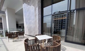 Outdoor dining - 5min KLCC - Exceptional Comfort & Luxe @ La Gente (Pavilion Embassy, KLCC, Kuala Lumpur)