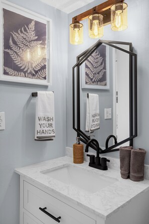 Secadora de cabello, toallas, jabón, shampoo