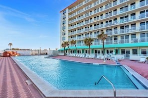 Outdoor pool, a heated pool - Modern Beach Oasis
Sleeps 4~Pool~Gym~Kitchen~Games~Parking (Daytona Beach)