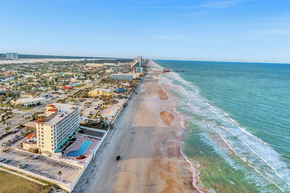 On the beach, sun-loungers, beach towels - Modern Beach Oasis
Sleeps 4~Pool~Gym~Kitchen~Games~Parking (Daytona Beach)