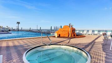 Alberca al aire libre y alberca climatizada