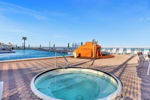 Alberca al aire libre y alberca climatizada