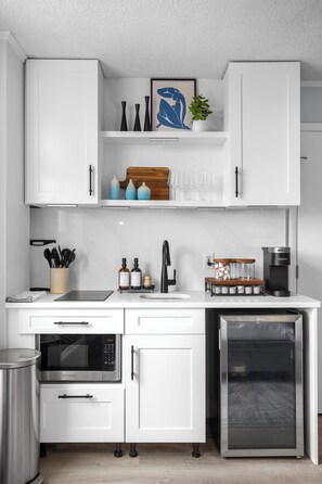 Fridge, microwave, coffee/tea maker, coffee grinder - Modern Beach Oasis
Sleeps 4~Pool~Gym~Kitchen~Games~Parking (Daytona Beach)