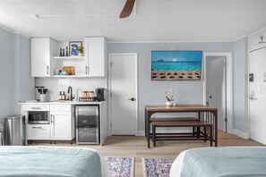 1 bedroom, iron/ironing board, free WiFi, bed sheets - Modern Beach Oasis
Sleeps 4~Pool~Gym~Kitchen~Games~Parking (Daytona Beach)