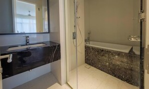 Hair dryer - 4BR Ultra Luxe Spacious Embassy KLCC WiFi 10pax (Kuala Lumpur)