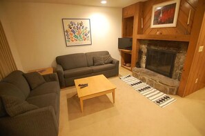 Una Smart TV, una chimenea