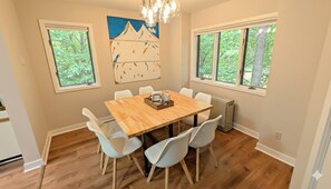 Dining - Chic Condo <1 Mile Away from Stratton’s Village (Stratton)