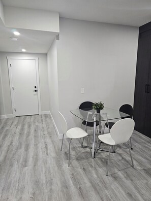 Dining - Cozy on Baywater! 15 minutes from Calgary International Airport (Airdrie)