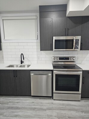 Private kitchen - Cozy on Baywater! 15 minutes from Calgary International Airport (Airdrie)