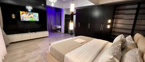 Royal Apartment | Iron/ironing board, free WiFi, bed sheets