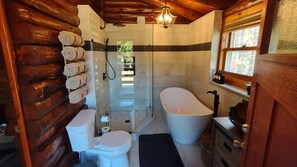 Secadora de cabello, toallas, jabón, papel de baño