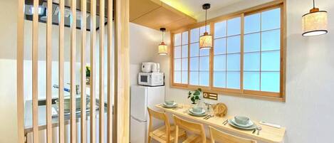 Frigorífico, microondas, placa de cocina y hervidor eléctrico