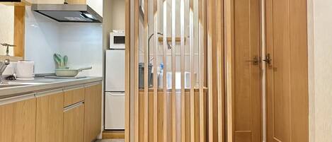 Réfrigérateur, micro-ondes, plaque de cuisson, bouilloire électrique