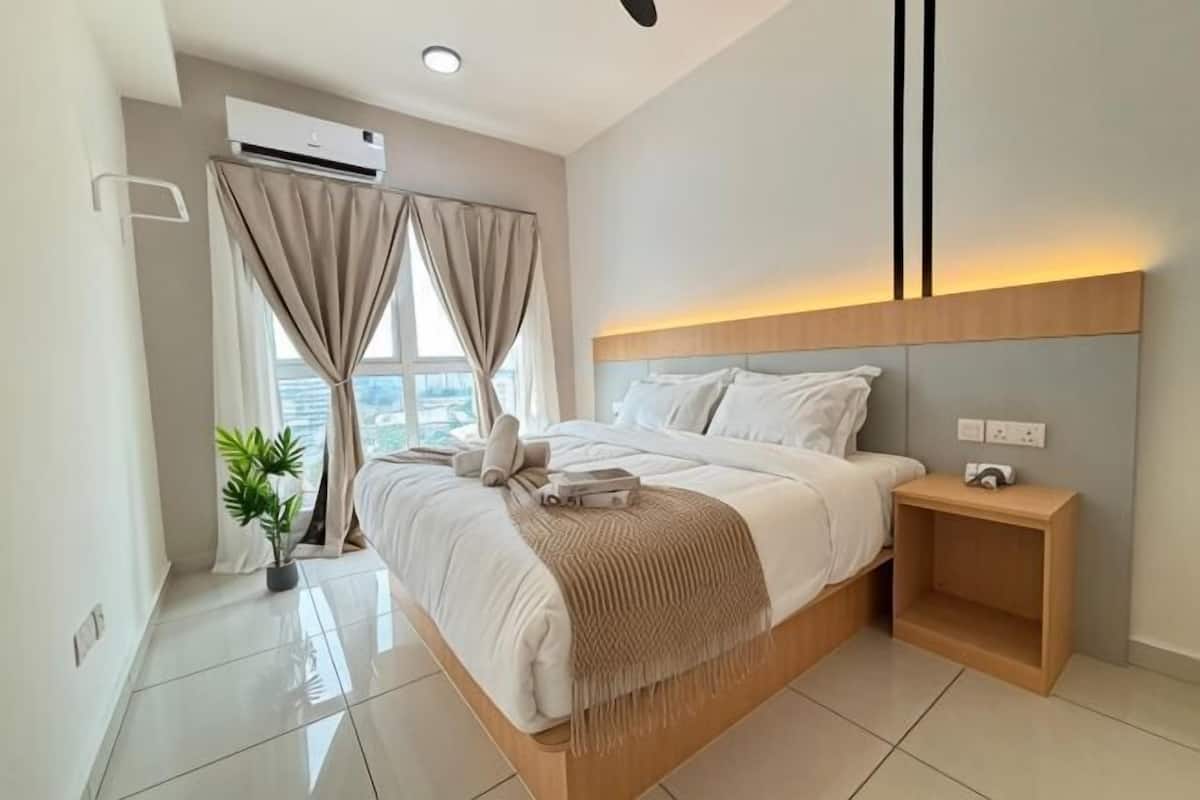 Un dormitorio moderno con cama, mesita de noche y vistas a la ciudad.