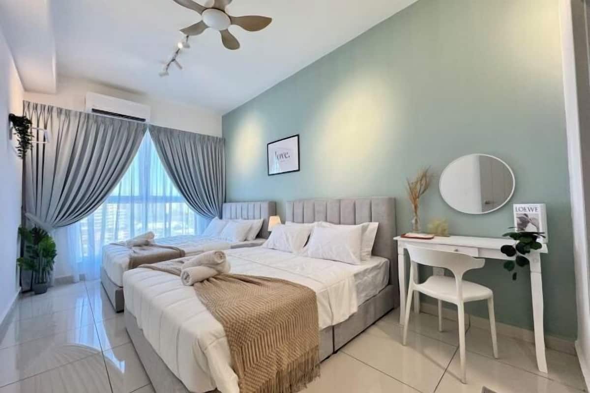 Un dormitorio moderno con cama, mesita de noche y ventilador de techo.