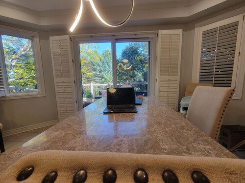 Spacious 5-bedroom house in charming Aurora with fitness room and sauna