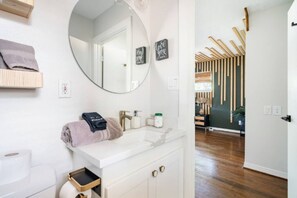 Bad | Håndklær, såpe, sjampo og toalettpapir