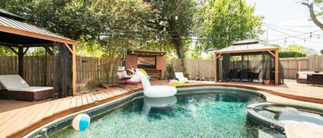 Kolam renang tertutup