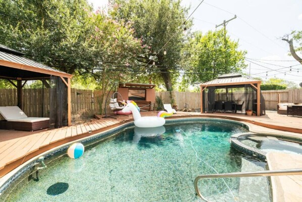 Indoor pool - Hummingbird (Houston)