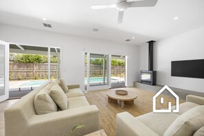 Smart TV, lareira, livros, aparelho de som