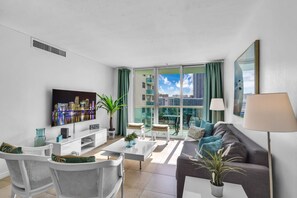 TV - Family-Friendly Beach Condo  Steps to the Ocean (Hollywood Beach)