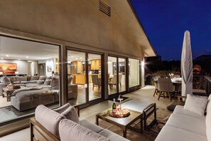 Outdoor dining - Sedona At the Wild Horse, Wellness Retreat, Gameroom, Cold Plunge, West & Dry Sauna (Sedona)
