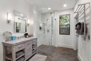 Shower, jetted tub, hair dryer, bidet - Sedona At the Wild Horse, Wellness Retreat, Gameroom, Cold Plunge, West & Dry Sauna (Sedona)