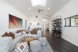 Smart-TV, peis, videospill og fotballspill