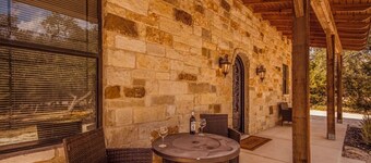 Cozy 2 bedroom getaway in Bulverde on gated 5 acres  near to downtown Bulverde 