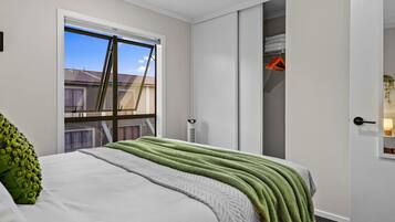 2 bedrooms, desk, iron/ironing board, WiFi