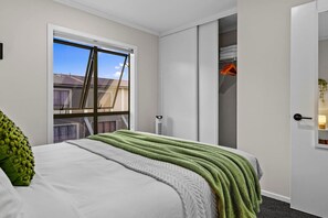 2 bedrooms, desk, iron/ironing board, WiFi