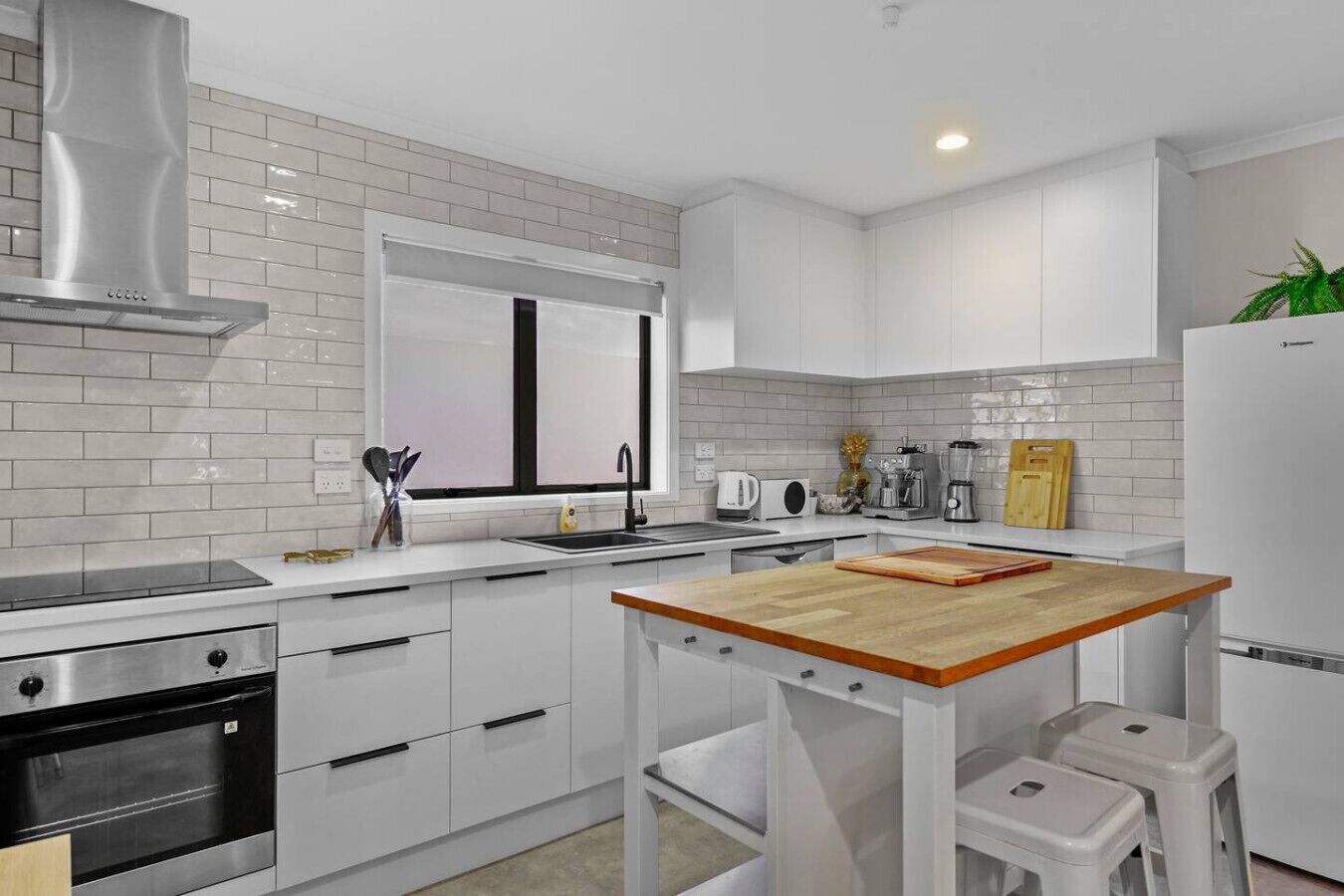 Fridge, oven, stovetop, dishwasher