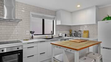 Fridge, oven, stovetop, dishwasher