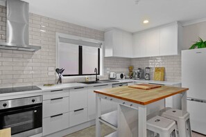 Fridge, oven, stovetop, dishwasher