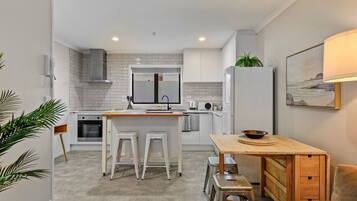 Fridge, oven, stovetop, dishwasher