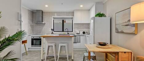 Kjøleskap, ovn, kokeplater og oppvaskmaskin