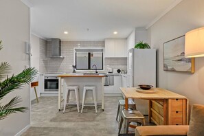 Fridge, oven, stovetop, dishwasher - Modern Townhouse with Aircon nr Hospital & Airport (Auckland South)