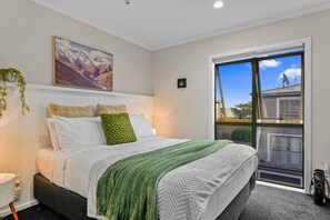 2 bedrooms, desk, iron/ironing board, WiFi - Modern Townhouse with Aircon nr Hospital & Airport (Auckland South)