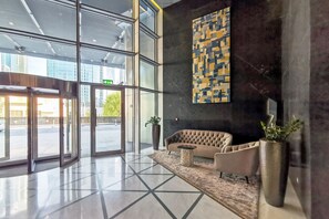 Interior - Blueground | DIFC, pool, nr Central Park (Dubai)