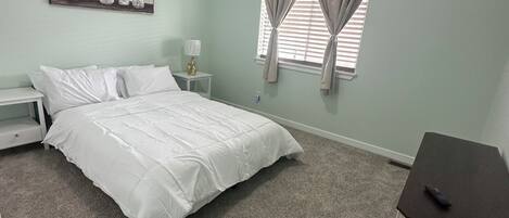 4 slaapkamers, een strijkplank/strijkijzer, internet, beddengoed