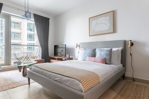 Iron/ironing board, WiFi, bed sheets - Blueground | Downtown Dubai, pool, nr Burj Khalifa (Dubai)