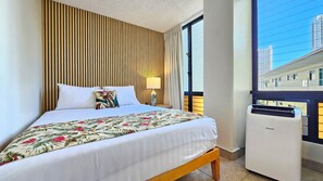 Tabla de planchar con plancha, wifi gratis y ropa de cama