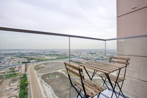 Outdoor dining - Blueground | Business Bay, pool, nr Dubai Canal (Dubai)