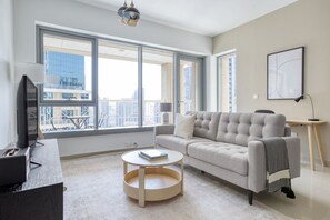 TV, stereo - Blueground | Burj Residence, pool, nr Burj Khalifa (Dubai)