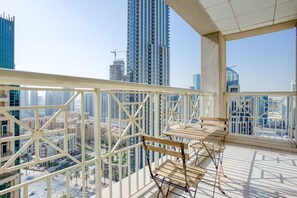 Property grounds - Blueground | Burj Residence, pool, nr Burj Khalifa (Dubai)