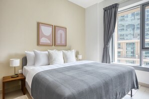 Iron/ironing board, WiFi, bed sheets - Blueground | Burj Residence, pool, nr Burj Khalifa (Dubai)