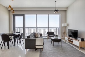 TV, stereo - Blueground | Dubai Creek Harbour, pool, nr park (Dubai)